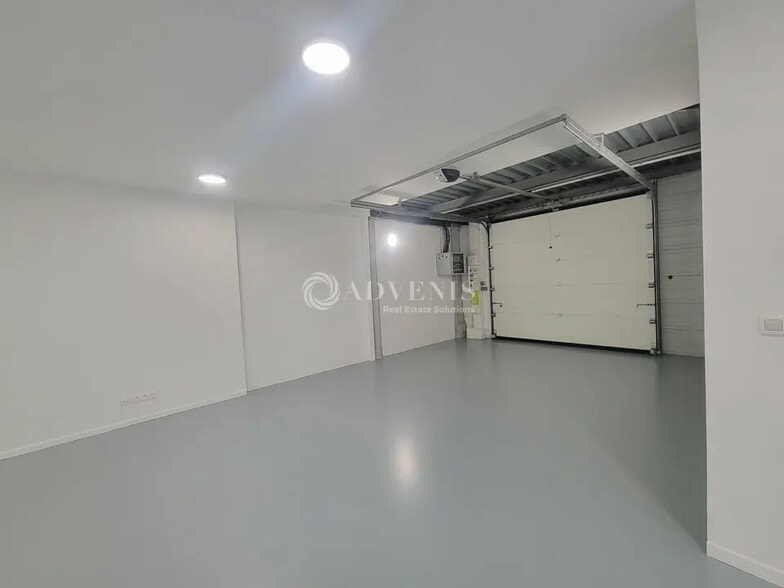 Local d’activités dans Villeneuve-la-Garenne à louer - Photo de l’immeuble – Image 2 sur 7