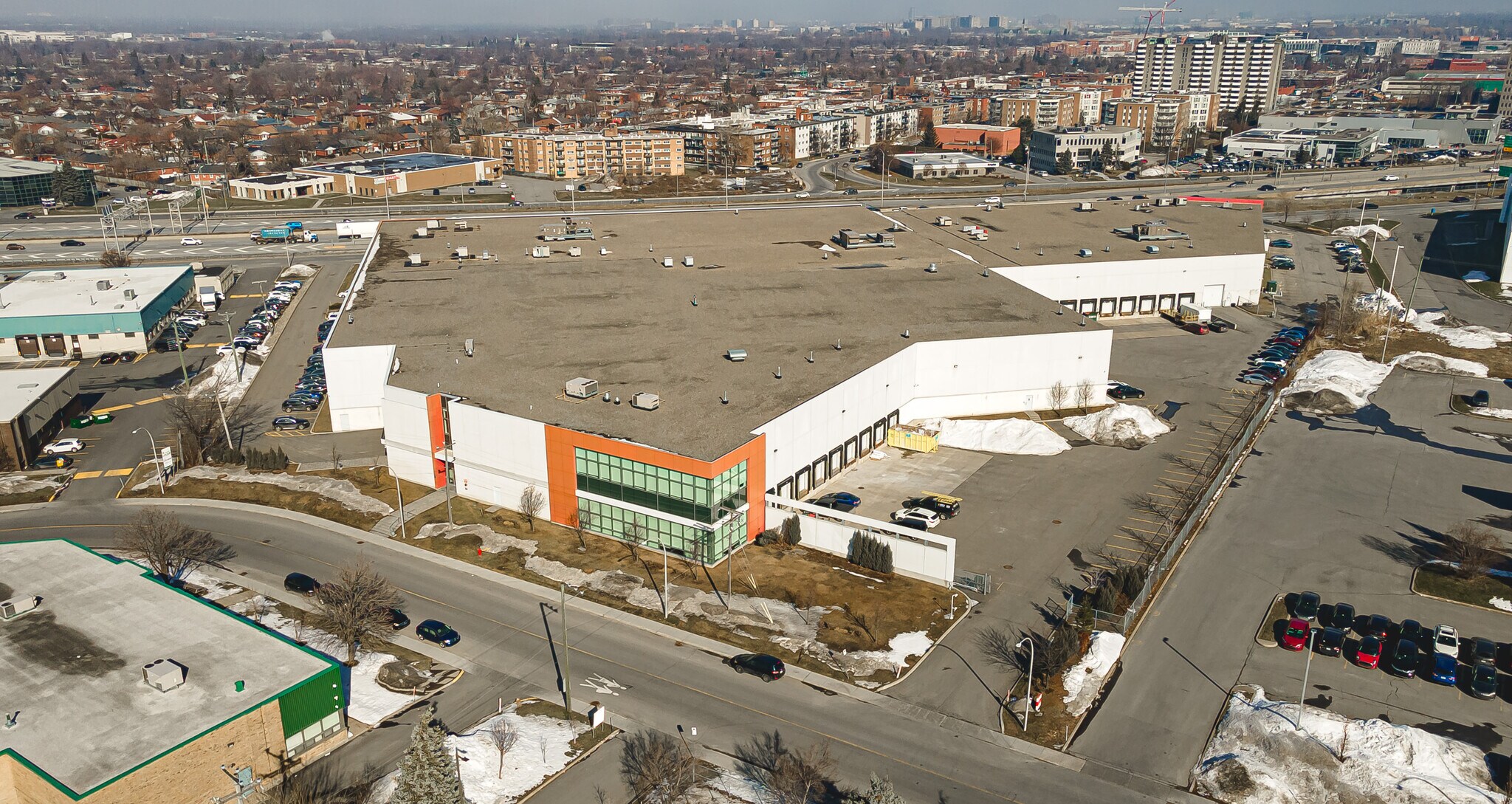235 Rue Isabey, Montréal, QC à louer Photo principale– Image 1 sur 4