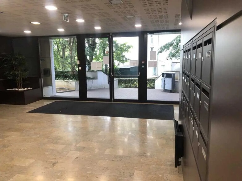 Bureau dans Lognes à louer - Hall d’entrée – Image 2 sur 8
