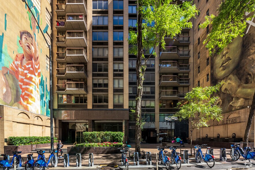 245 E 44th St, New York, NY à louer - Photo de l’immeuble – Image 1 sur 2