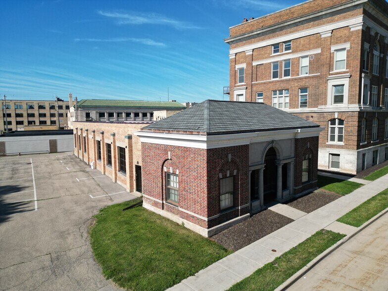 115 Washington Ave, Oshkosh, WI à vendre - Photo de l’immeuble – Image 2 sur 14