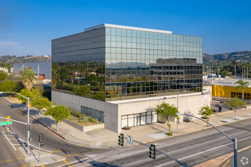 800 S Barranca Ave, Covina, CA à louer - Photo de l’immeuble – Image 3 sur 17