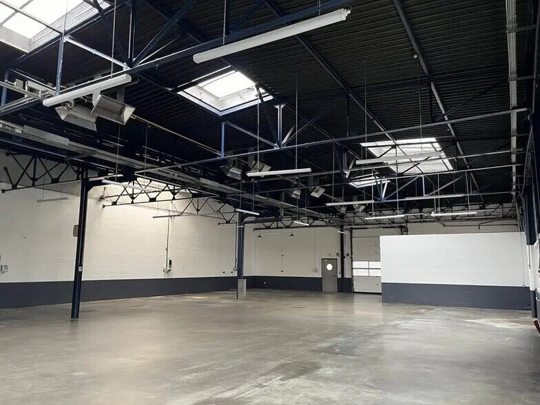 Bureau dans Vénissieux à louer - Photo de l’immeuble – Image 3 sur 7