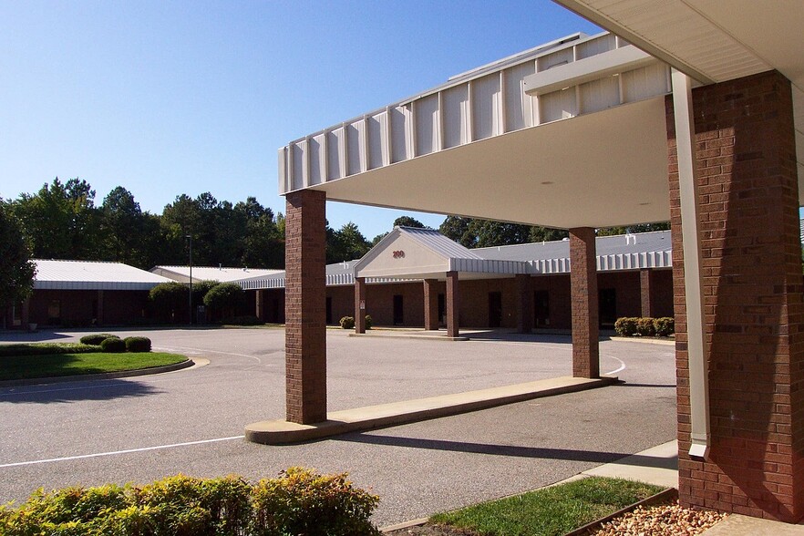 895 City Center Blvd, Newport News, VA à louer - Photo de l’immeuble – Image 3 sur 3