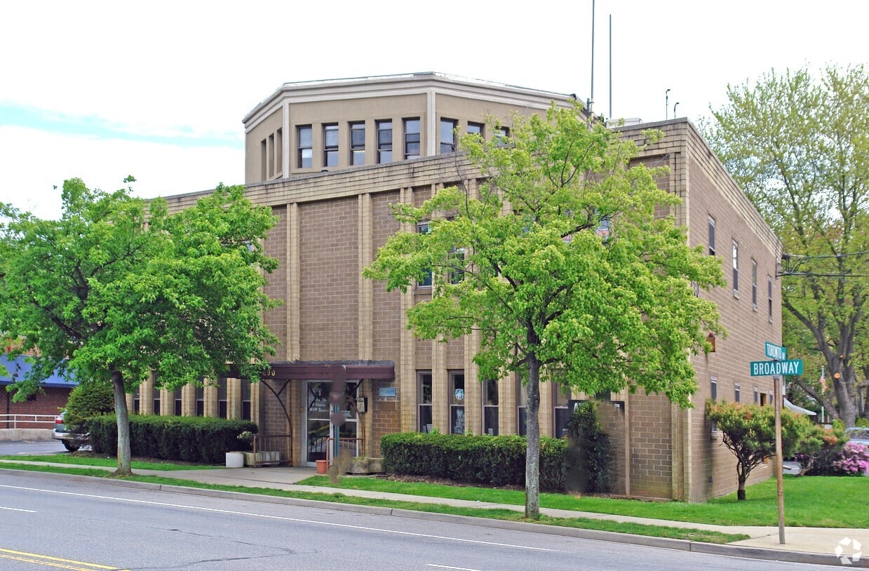 690 Broadway, Massapequa, NY à louer Photo principale– Image 1 sur 4