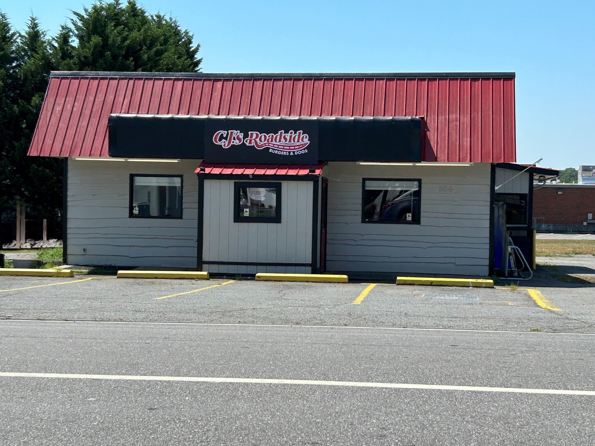 566 E Main St, Yadkinville, NC à vendre Photo principale– Image 1 sur 9