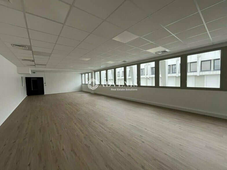 3 Rue Du Gevaudan, Lisses à louer - Photo intérieure – Image 1 sur 3