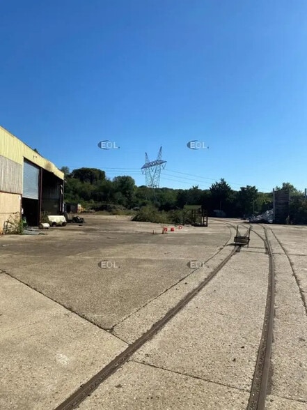 Local d'activités dans Trilport à vendre - Photo de l’immeuble – Image 3 sur 7