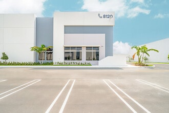 8130 NW 74th St, Medley, FL à louer Photo de l’immeuble– Image 2 sur 8