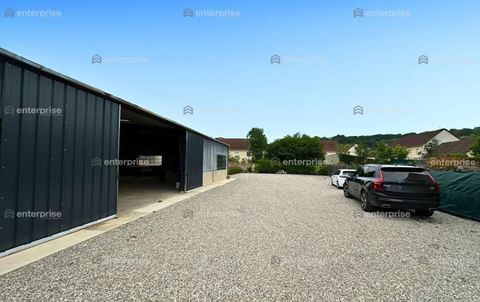 Local d’activités dans Liancourt à louer - Photo de l’immeuble – Image 2 sur 5