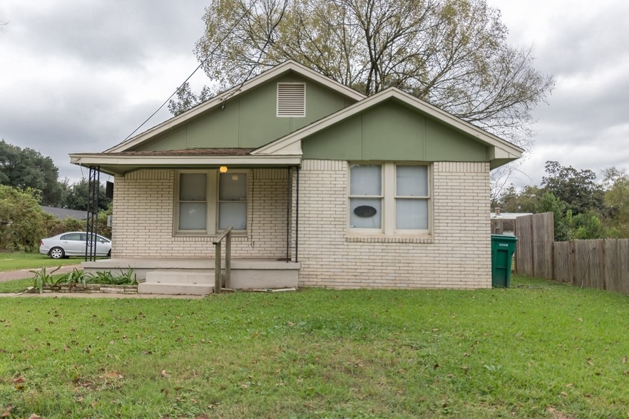 207 W Montgomery St, Willis, TX à louer - Photo principale – Image 1 sur 9