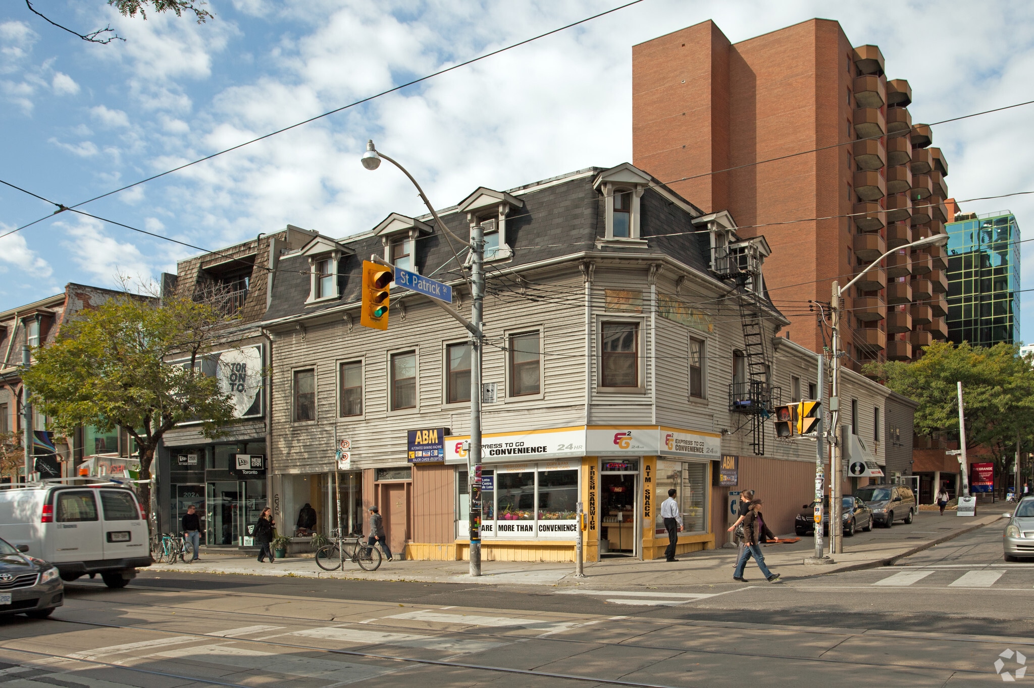 198-200 Queen St W, Toronto, ON à louer Photo principale– Image 1 sur 3