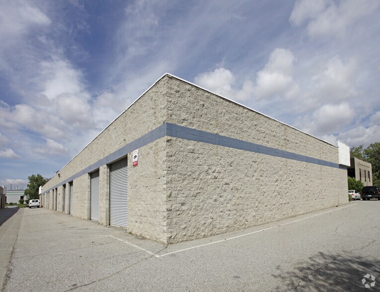 27734 Avenue Scott, Valencia, CA à louer - Photo de l’immeuble – Image 2 sur 7