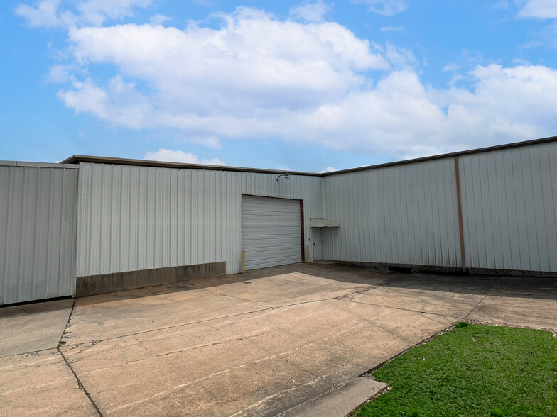 1703 Industrial Blvd, Brenham, TX à louer - Photo de l’immeuble – Image 1 sur 7