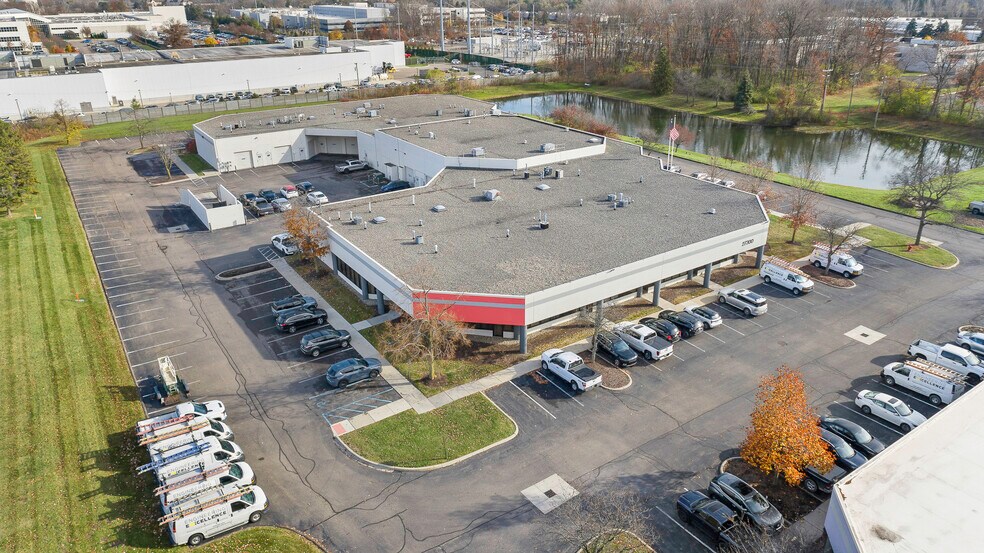 27200 Haggerty Rd, Farmington Hills, MI à louer - Photo de l’immeuble – Image 1 sur 13
