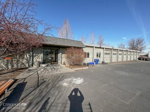 100 NE Hawthorne Ave, Bend, OR à louer Photo intérieure– Image 2 sur 13