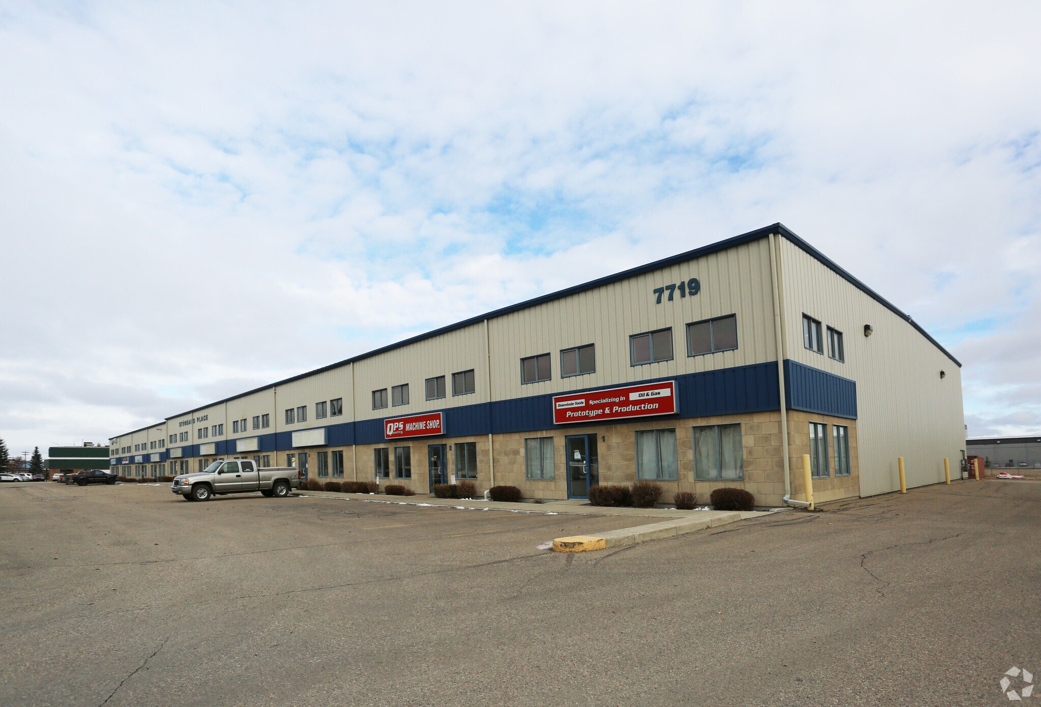 7719 Edgar Industrial Dr, Red Deer, AB à louer Photo de l’immeuble– Image 1 sur 6