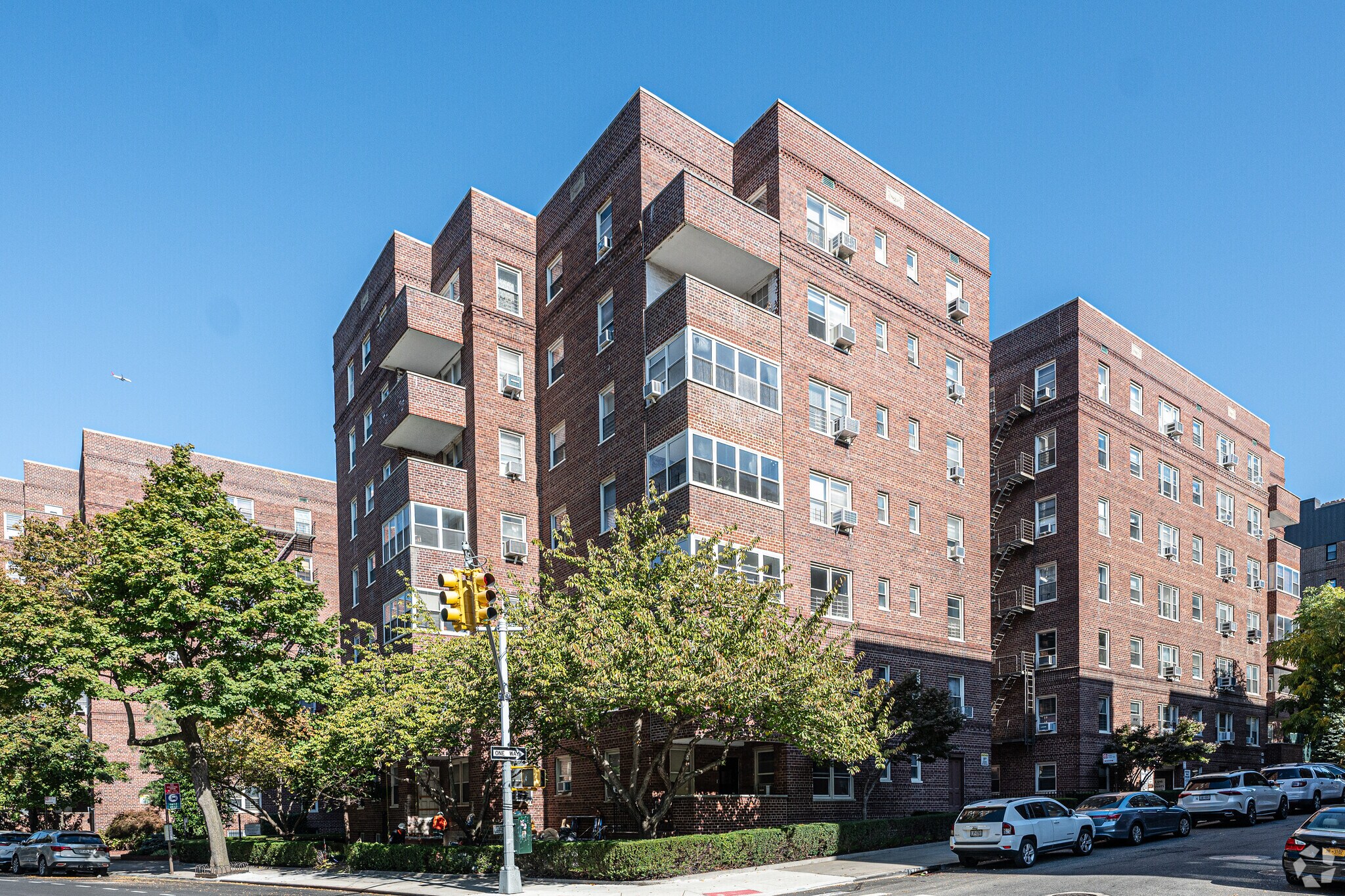 6861 Yellowstone Blvd, Flushing, NY à vendre Photo principale– Image 1 sur 15