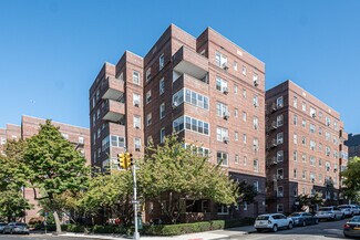 Plus de détails pour 6861 Yellowstone Blvd, Flushing, NY - Logement à vendre