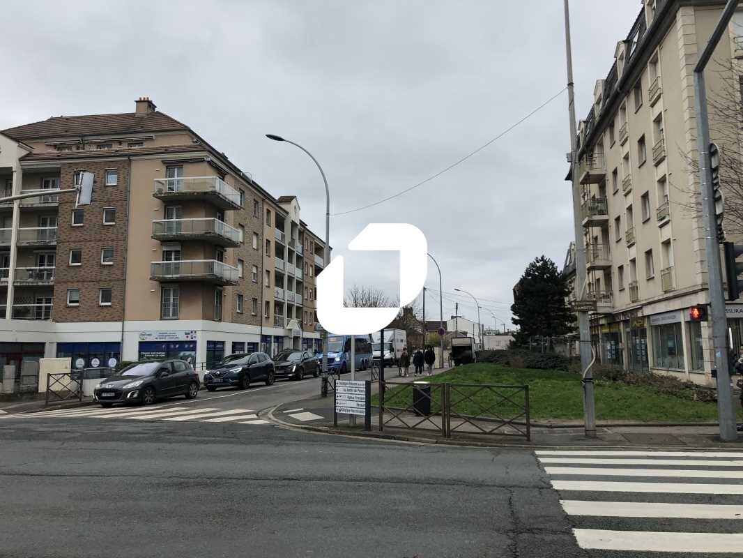 Local commercial dans Poissy à louer Photo de l’immeuble– Image 1 sur 2