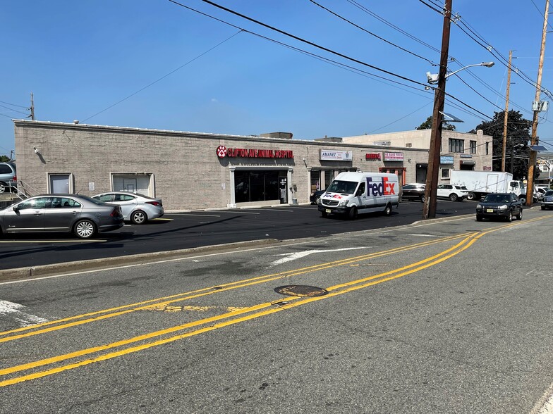 851 Van Houten Ave, Clifton, NJ à louer - Photo de l’immeuble – Image 2 sur 5