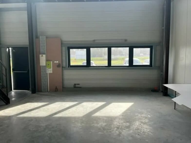 Industriel/Logistique dans Salleboeuf à louer - Photo intérieure – Image 3 sur 3