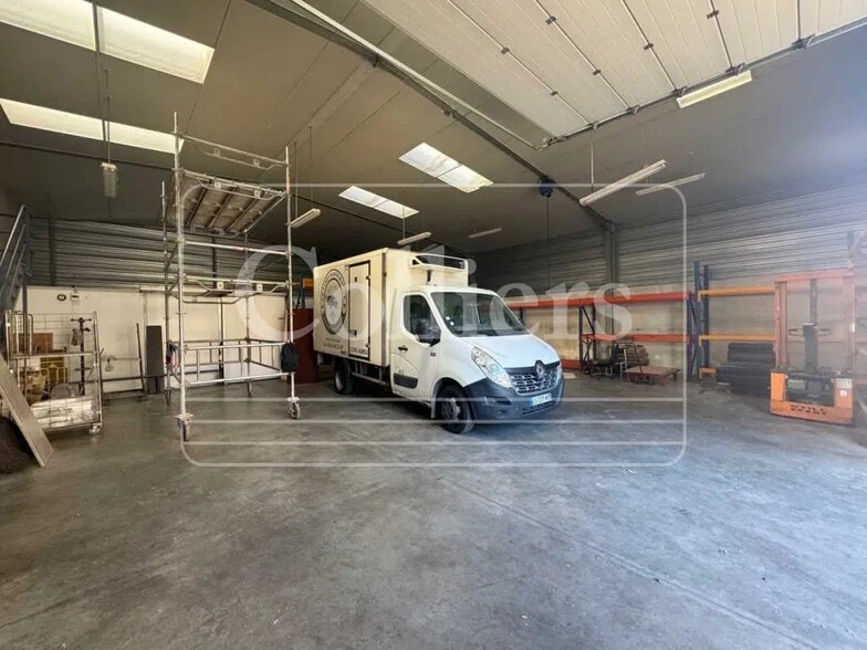 Local d’activités dans Auriol à louer - Photo de l’immeuble – Image 1 sur 5