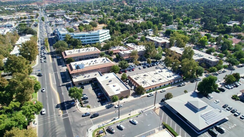 23548-23560 Lyons Ave, Newhall, CA à louer - Vidéo sur l’annonce professionnelle – Image 2 sur 9