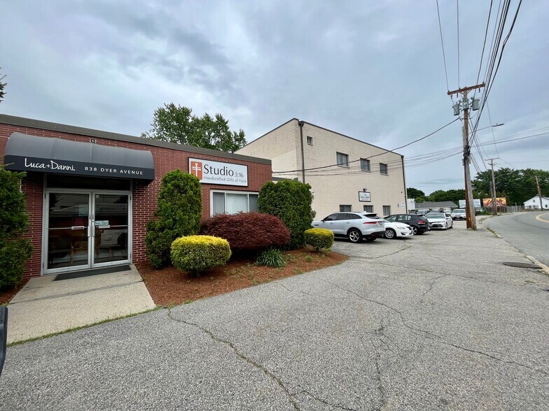 838 Dyer Ave, Cranston, RI à louer - Photo de l’immeuble – Image 1 sur 18