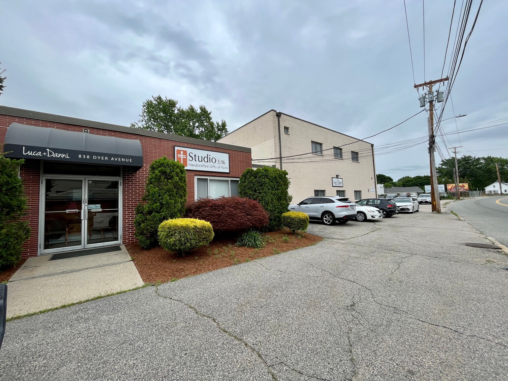 838 Dyer Ave, Cranston, RI à louer Photo de l’immeuble– Image 1 sur 19