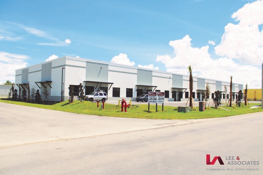 17081 Cam Ct, Fort Myers, FL à louer - Photo de l’immeuble – Image 2 sur 2
