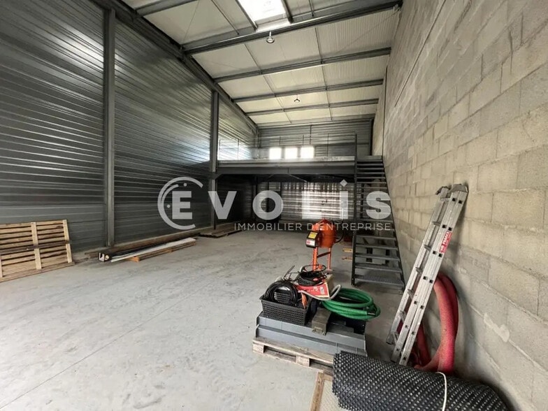 Local d’activités dans Saint-Priest à louer - Photo de l’immeuble – Image 3 sur 6