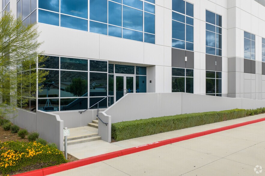 15996 Jurupa Ave, Fontana, CA à louer - Photo de l’immeuble – Image 2 sur 8