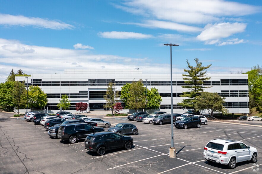 40900 Woodward Ave, Bloomfield Hills, MI à louer - Photo de l’immeuble – Image 2 sur 3
