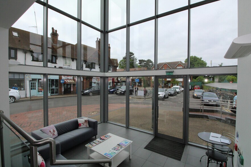 Station Appr, West Byfleet à louer - Photo de l’immeuble – Image 2 sur 2