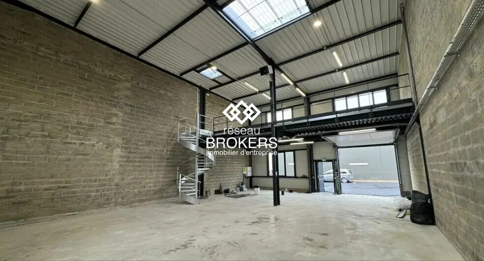 Industriel/Logistique dans Isles-lès-Villenoy à vendre - Photo de l’immeuble – Image 1 sur 10