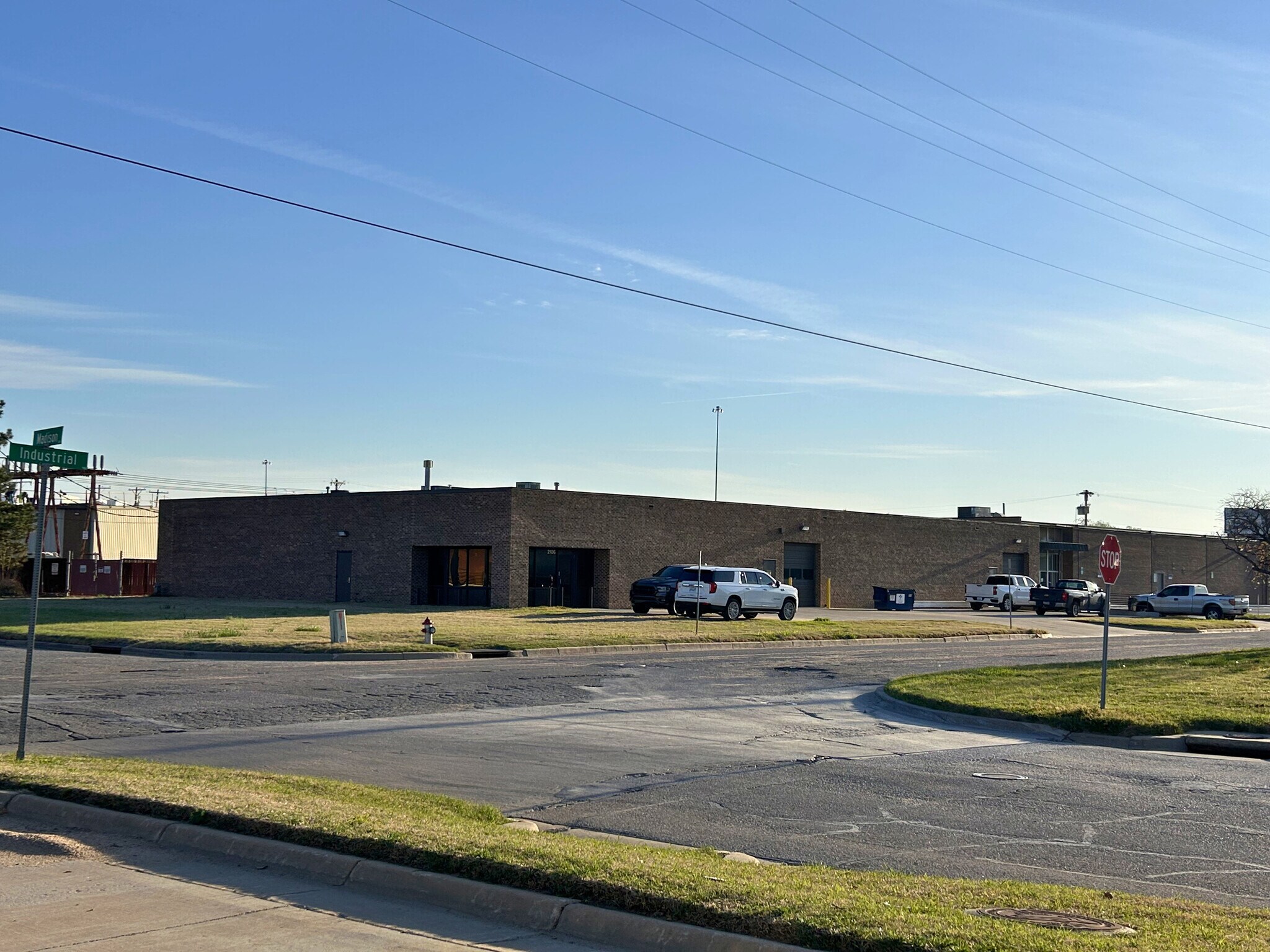 2106 E Industrial St, Wichita, KS à louer Photo de l’immeuble– Image 1 sur 4