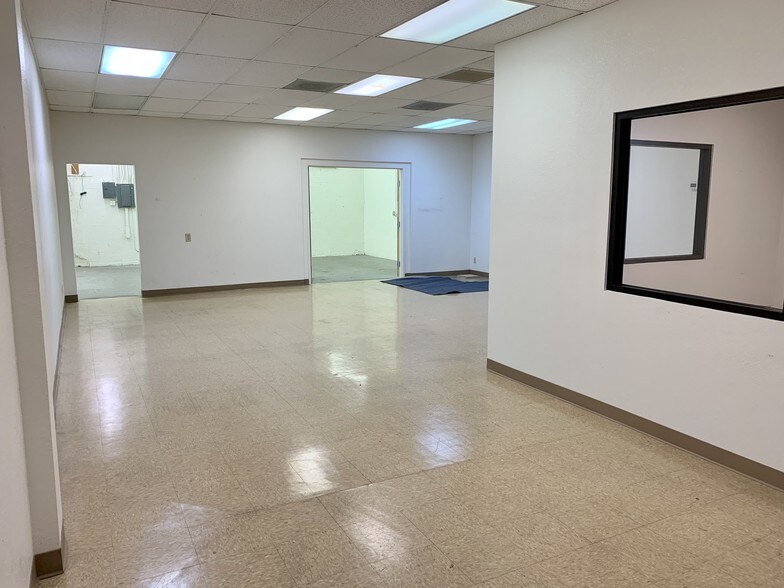 11460 N Cave Creek Rd, Phoenix, AZ à louer - Photo de l’immeuble – Image 3 sur 6