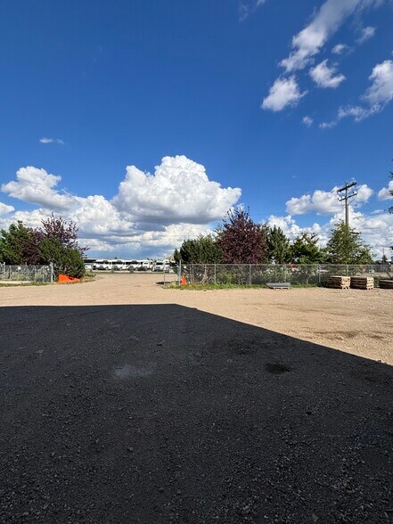 11204 205th St NW, Edmonton, AB à louer - Photo de l’immeuble – Image 3 sur 8