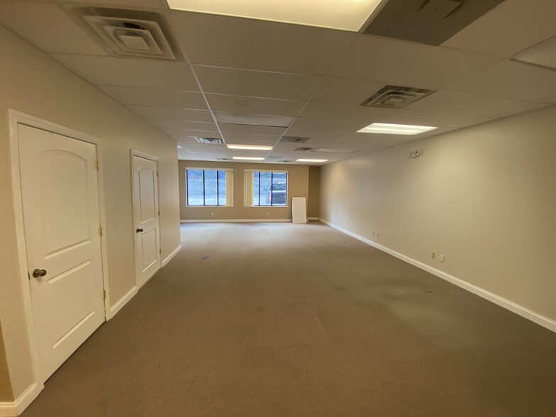 1213-1385 Rockside Rd, Parma, OH à louer - Photo de l’immeuble – Image 3 sur 5