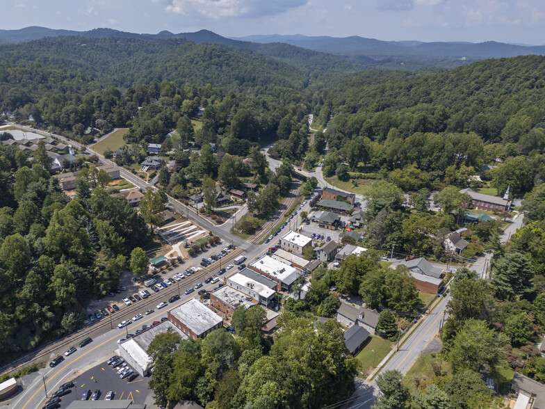 172 Main st, Saluda, NC à vendre - Aérien – Image 3 sur 24