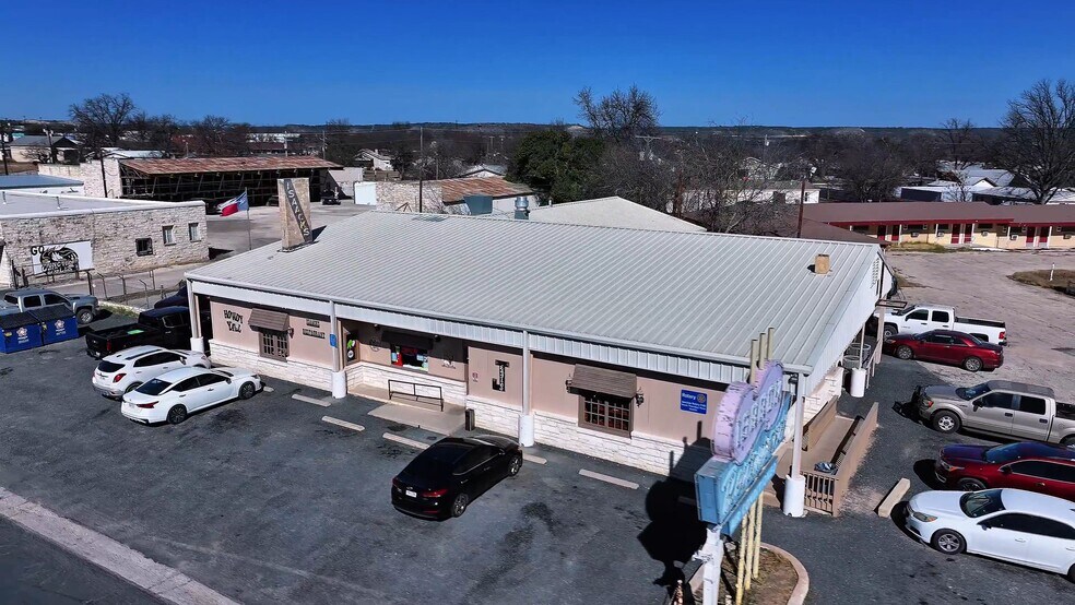 1606 Main St, Junction, TX à vendre - Vidéo sur l’annonce professionnelle – Image 2 sur 8