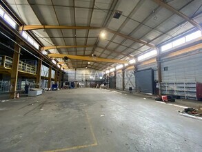 Local d’activités dans Vaulx-en-Velin à louer Photo de l’immeuble– Image 1 sur 3