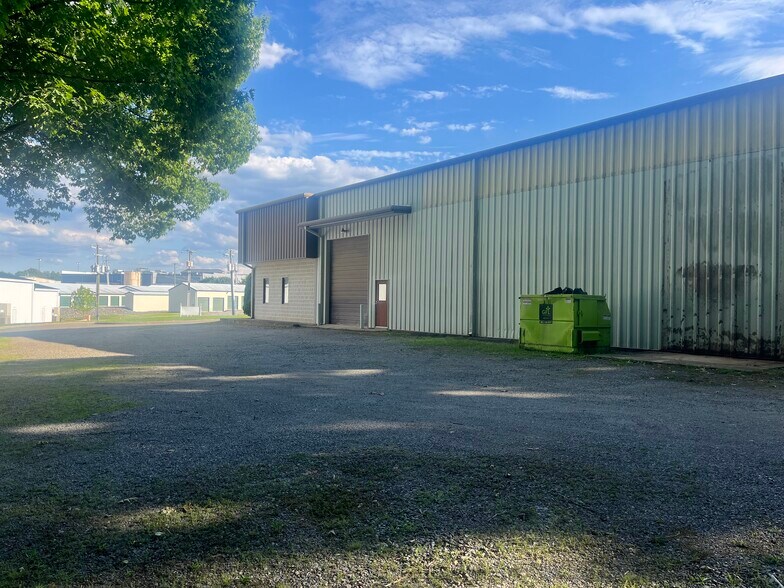 44 Plaza Dr, Manakin Sabot, VA à louer - Photo de l’immeuble – Image 3 sur 5