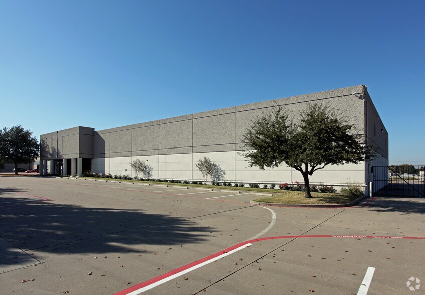 10817 Sanden Dr, Dallas, TX à louer - Photo de l’immeuble – Image 3 sur 5