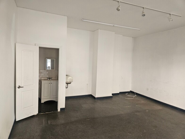6851 Fresh Pond Rd, Ridgewood, NY à louer - Photo de l’immeuble – Image 3 sur 4