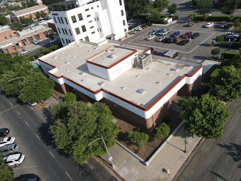 100 E Center Ave, Visalia, CA à louer - Photo de l’immeuble – Image 3 sur 5