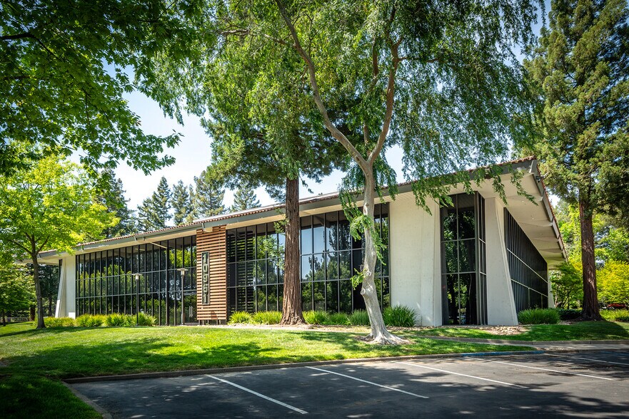 10961 Sun Center Dr, Rancho Cordova, CA à louer - Photo de l’immeuble – Image 1 sur 12