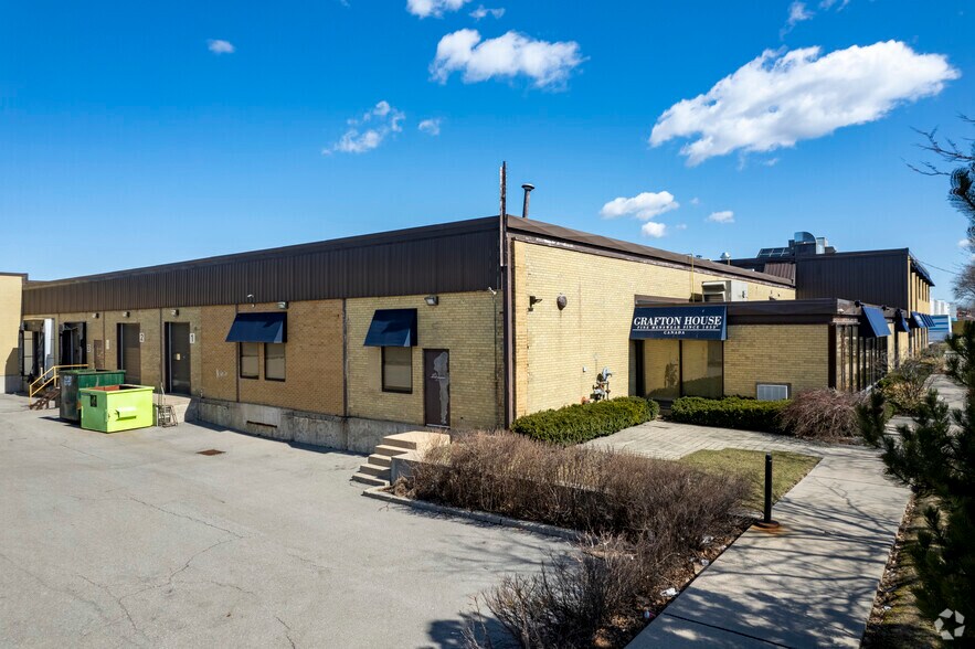 44 Apex Rd, Toronto, ON à louer - Photo de l’immeuble – Image 2 sur 6
