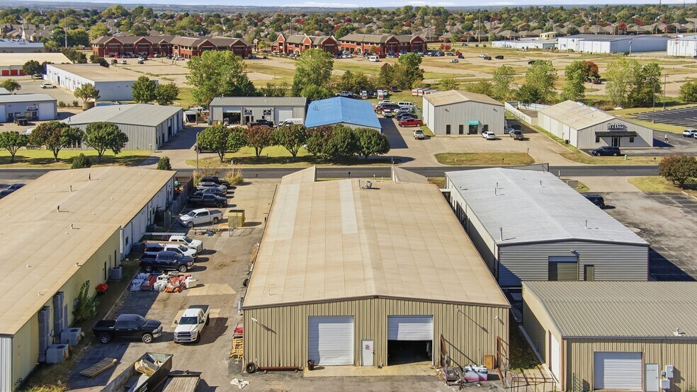 2805 Broce Dr, Norman, OK à vendre - Photo de l’immeuble – Image 3 sur 10